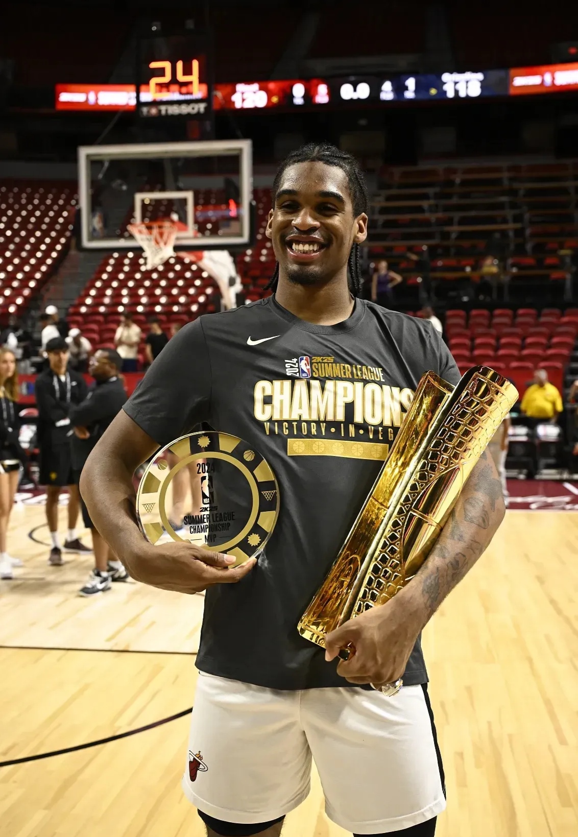 欧博注册-关于浓眉哥迎来三赛季出色发挥，SKT观众热烈欢呼！观众掌声雷动的信息