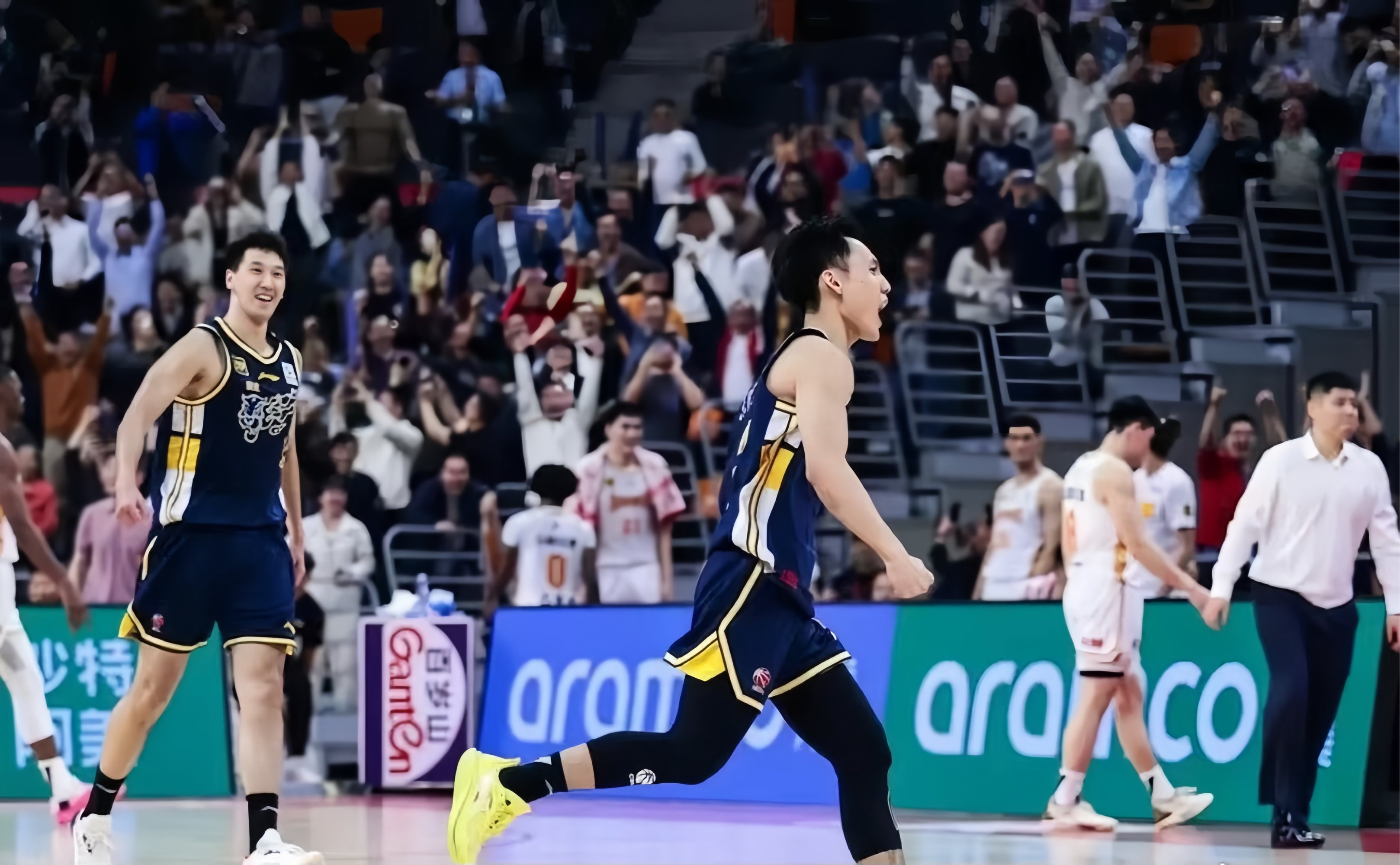 oubo登录-包含最后时刻江苏男篮调整名单以备CBA常规赛；火线驰援环节打磨；球迷炸锅；更衣室氛围转暖的词条